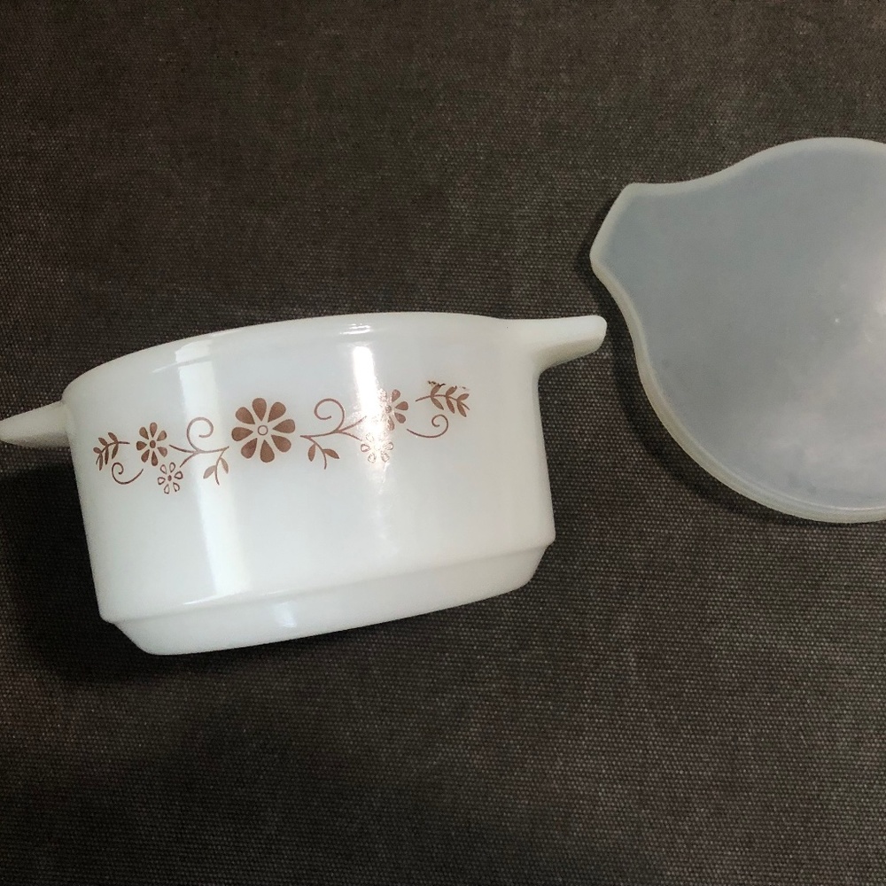 Dynaware Daisy Milk Glass Ovenware Casserole dish with lid